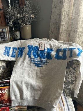 T6 NWT Medium Sweat shirt New York